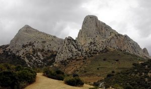 Auxilian a un escalador tras sufrir una caída en la sierra de Alfarnatejo