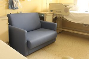 La Fundación El Gancho Infantil dona cinco sillones azules al Hospital de la Axarquía