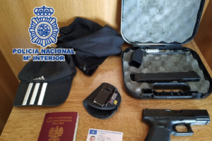 Detenida por tenencia ilícita de armas tras interceptar su vehículo en Estepona