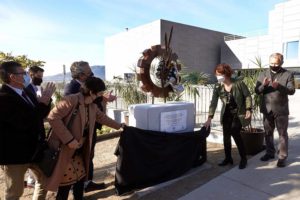 La UMA homenajea a los trabajadores sociales con una escultura