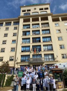 Sanitarios se concentran en Málaga para condenar la agresión a una médica