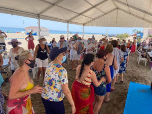 Fuengirola acoge La Gramola, el primer guateque playero para mayores de 65